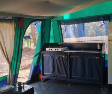 Intérieur de tente avec kitchenette et réfrigérateur au Camping maeva Escapades Ludo Parc