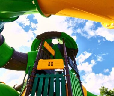 Aire de jeux aquatique avec toboggans colorés au camping maeva Escapades Ludo Parc
