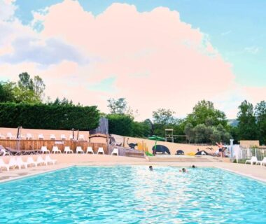 Piscine extérieure avec transats au Camping maeva Escapades Ludo Parc