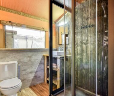 Salle de bains avec douche et WC au Camping maeva Escapades Millau Plage