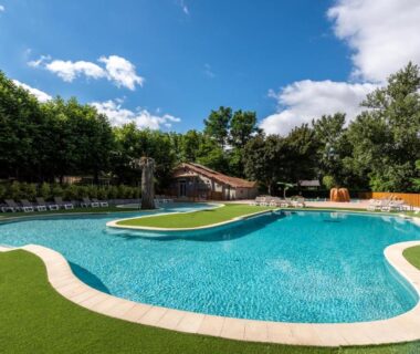 Piscine extérieure avec îlot central au Camping maeva Escapades Millau Plage
