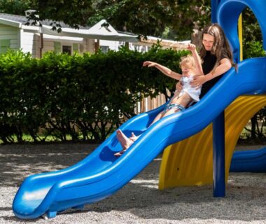 Aire de jeux avec toboggan et enfant au Camping maeva Escapades Millau Plage