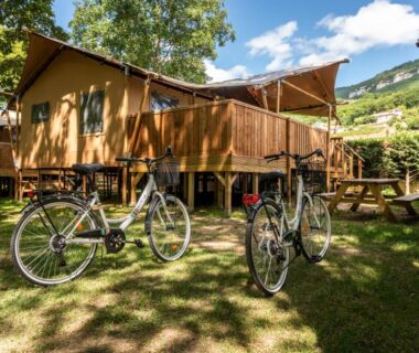Lodge sur pilotis et vélos au Camping maeva Escapades Millau Plage