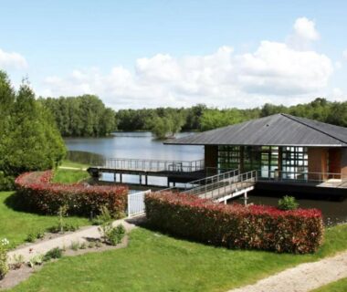 Terrasse sur pilotis au bord du lac avec passerelle au camping maeva Respire Domaine de Sainte Montaine