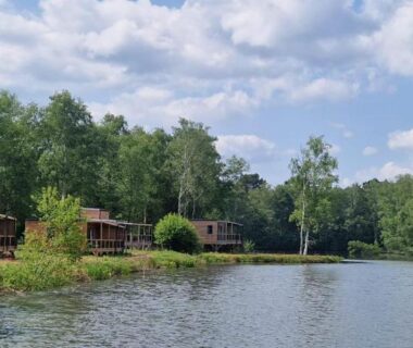 Étang bordé de chalets au Camping maeva Respire Domaine de Sainte Montaine