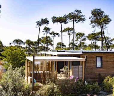 Mobil-home avec terrasse et végétation au Camping maeva Respire Domaine de Sainte Montaine