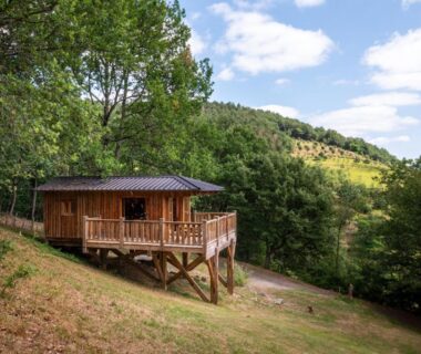 Cabane sur pilotis dans la forêt au Camping maeva Respire La Serre