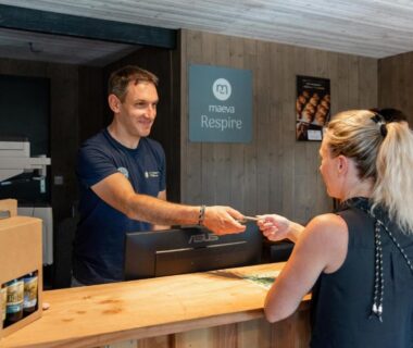 Accueil au comptoir avec remise d'un document au camping maeva Respire La Serre