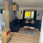 Salon avec canapé en L et tables basses du Camping paradis