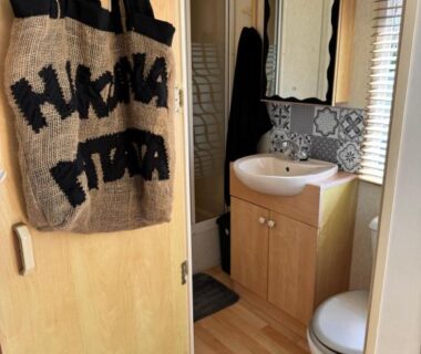Salle de bain compacte avec lavabo et WC du Camping paradis
