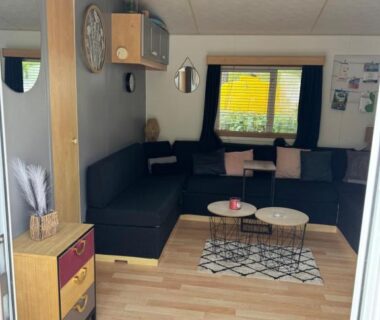 Salon avec canapé en L et tables basses du Camping paradis