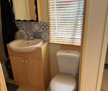 Salle de bain avec lavabo et WC dans le Camping paradis