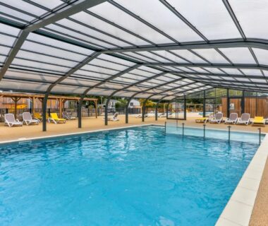 Piscine couverte avec transats au Camping paradis les pins
