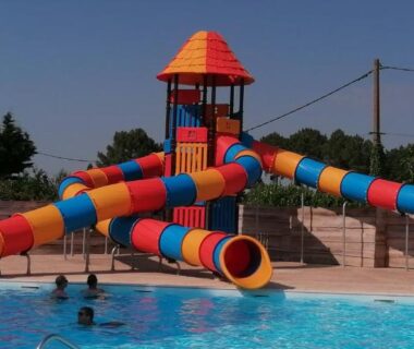 Piscine avec toboggans aquatiques multicolores au Camping paradis les pins