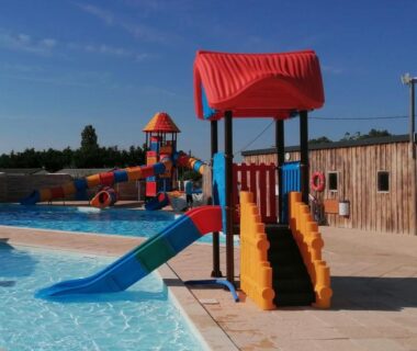 Piscine avec aire de jeux et toboggans au Camping paradis les pins