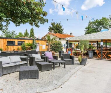 Espace détente extérieur avec salons et bar au Camping paradis les pins