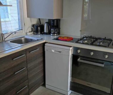 Coin cuisine équipé dans le mobil-home du Camping sable du midi 4 etoiles