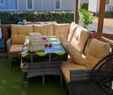 Terrasse couverte avec salon extérieur et canapé au Camping sable du midi 4 étoiles