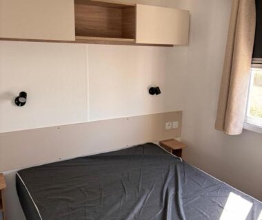 Chambre avec lit double tête de lit et fenêtre au Camping siblu