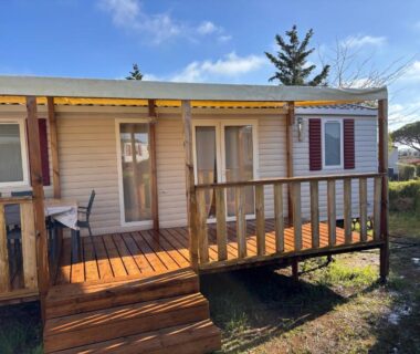 Terrasse en bois avec table et chaises du Camping siblu