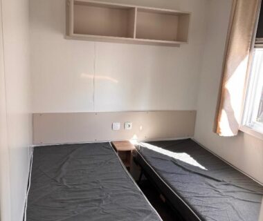 Chambre intérieure avec deux lits simples au Camping siblu