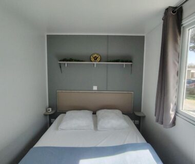 Chambre avec lit double et fenêtre au Cap du Roc