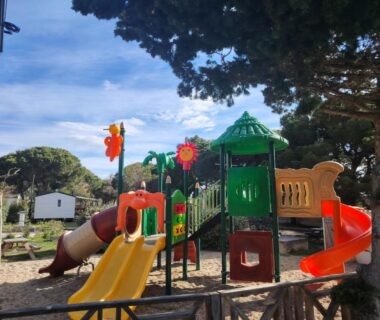 Aire de jeux extérieure avec toboggans et structures ludiques au camping Cap du Roc