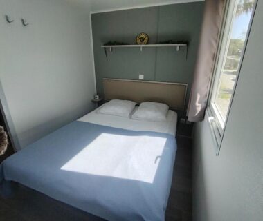 Chambre avec lit et fenêtre au Cap du Roc