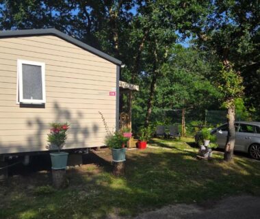 Emplacement ombragé avec mobil-home et voiture au Cap'Océan Lodge
