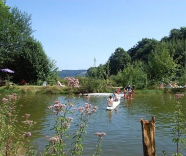 Étang avec canoës au Caravan Lara Camping La Foret du Morvan
