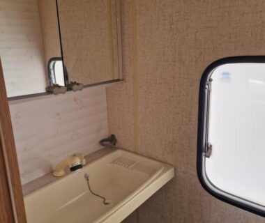 Intérieur avec lavabo miroir et fenêtre dans la caravane Caravan Lara Camping La Foret du Morvan