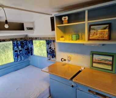 Intérieur de caravane avec kitchenette et couchette dans la Caravan Miekie Camping La Foret du Morvan