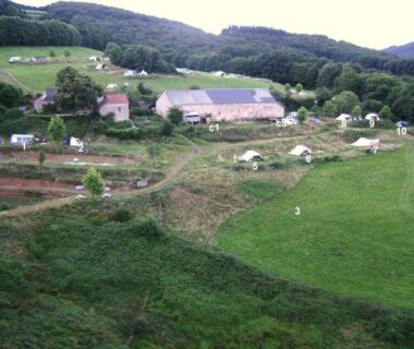 Campement sur collines avec emplacements et tentes au Caravan Miekie Camping La Foret du Morvan