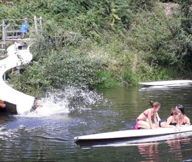Lac avec toboggan et paddles au Caravan Miekie Camping La Foret du Morvan