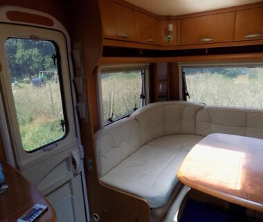 Intérieur avec banquette et table dans la caravane Caravan du Loch