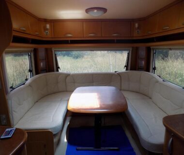 Salon coin repas avec banquette et table dans le Caravan du Loch