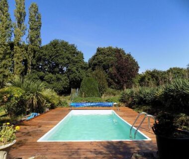 Piscine extérieure sur terrasse en bois dans le camping Caravan du Loch