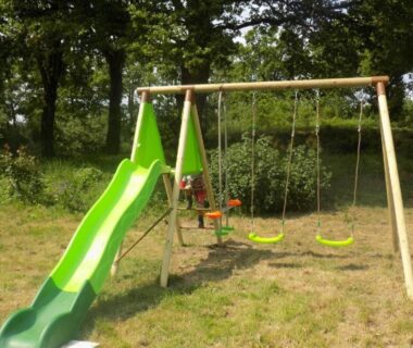 Aire de jeux avec toboggan vert et balançoires au Caravan du Loch
