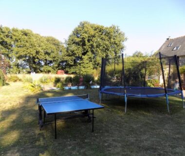 Jardin avec table de ping-pong et trampoline au Caravan du Loch