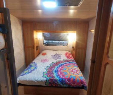 Intérieur avec lit double dans la Caravane 4 personnes au camping d'Aussois