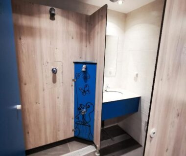 Vestiaire avec casiers bleus et lavabo pour la Caravane 4 personnes au camping d'Aussois