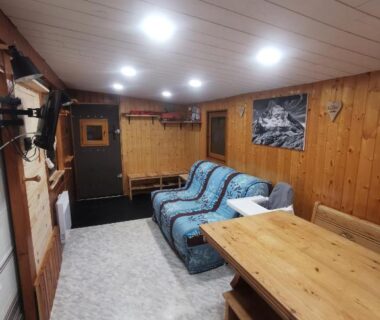 Intérieur salon et coin repas dans la caravane 4 personnes au camping d'Aussois