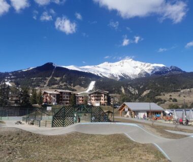 Piscine extérieure et sommets enneigés à Aussois pour la caravane 4 personnes au camping d'Aussois