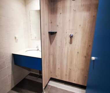 Salle d'eau avec douche et lavabo dans la caravane 4 personnes au camping d'Aussois