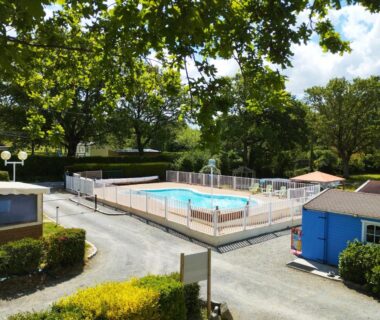 Piscine extérieure entourée d'arbres au camping Caravane vintage