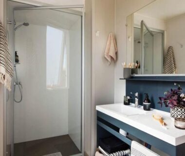 Salle de bain avec cabine de douche et vasque dans le mobilhome Carazur Mobilhomes Camping Fréjus