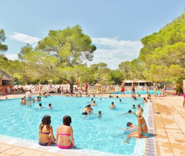 Piscine extérieure avec baigneurs au Carazur Mobilhomes Camping Fréjus
