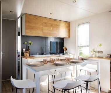 Intérieur mobil-home avec cuisine et coin repas dans le Carazur Mobilhomes Camping Fréjus