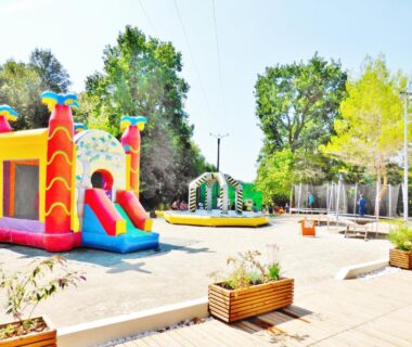 Aire de jeux avec structures gonflables au Carazur Mobilhomes Camping Fréjus