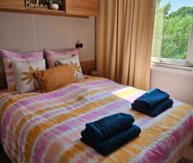 Chambre avec lit double et serviettes dans le mobil home Casa Luisa